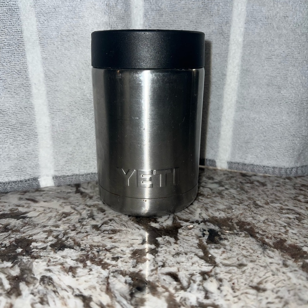 Yeti rambler can cooler 12oz